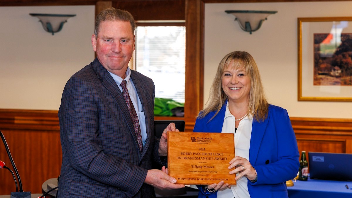 Tiffany Messer (right) presented with the Prestigious Original Research Paper Award. Provided by Martin-Gatton CAFE