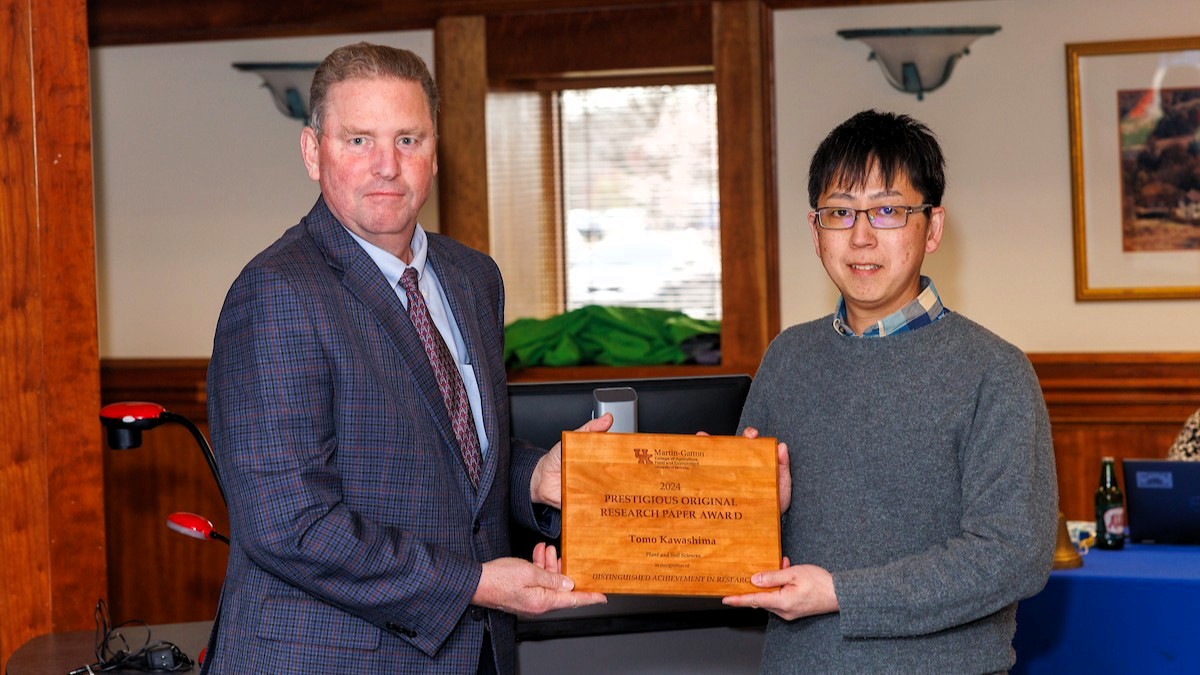 Tomo Kawashima presented with the Prestigious Original Research Paper Award. Photo by Martin-Gatton CAFE.